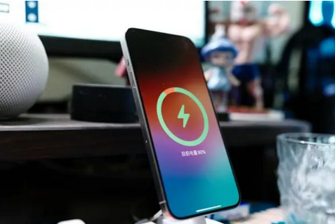 贺州苹果15换屏服务分享用什么充电器给iPhone15充电更好 